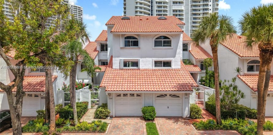 Touwnhouse à Aventura, Floride 4 chambres, 265.42 m2 № 1989446