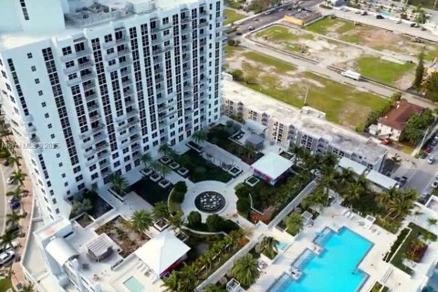 Condominio en venta en Hollywood, Florida, 2 dormitorios, 104.24 m2 № 1828956 - foto 3