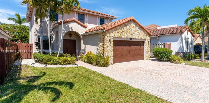 Дом в Майами, Флорида 4 спальни, 241.73м2 № 2052443