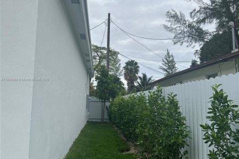 House in Fort Lauderdale, Florida 4 bedrooms, 154.78 sq.m. № 1839183 - photo 2