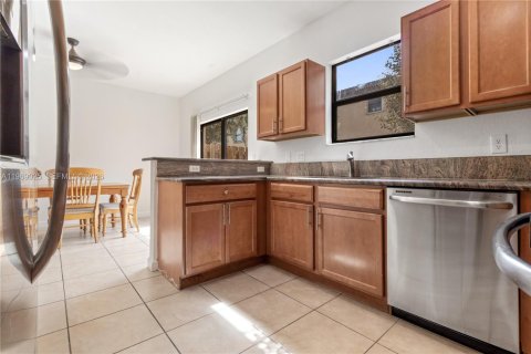 Adosado en venta en Miami, Florida, 3 dormitorios, 150.22 m2 № 2030589 - foto 3