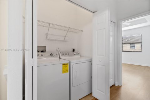 Adosado en venta en Miami, Florida, 3 dormitorios, 150.22 m2 № 2030589 - foto 20