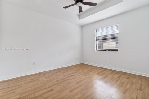 Adosado en venta en Miami, Florida, 3 dormitorios, 150.22 m2 № 2030589 - foto 16