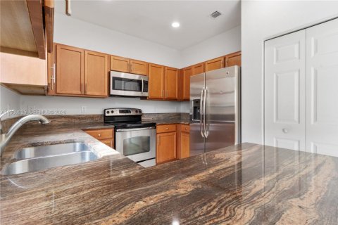 Adosado en venta en Miami, Florida, 3 dormitorios, 150.22 m2 № 2030589 - foto 5