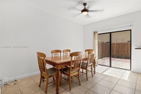 Adosado en venta en Miami, Florida, 3 dormitorios, 150.22 m2 № 2030589 - foto 11