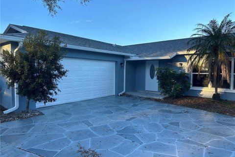 House in Seminole, Florida 3 bedrooms, 151.06 sq.m. № 1626837 - photo 4