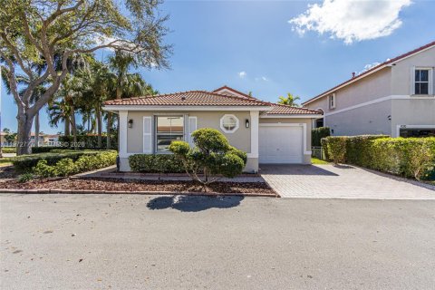 Дом в Холливуд, Флорида 3 спальни, 131.92м2 № 2036404