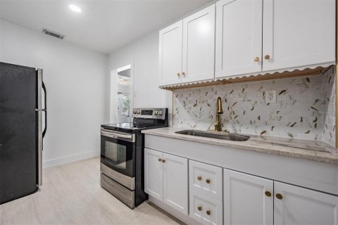 Propiedad comercial en venta en Saint Petersburg, Florida, 5 dormitorios, 234.39 m2 № 2228277 - foto 8