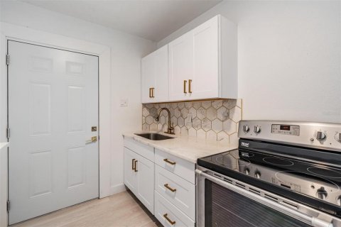 Propiedad comercial en venta en Saint Petersburg, Florida, 5 dormitorios, 234.39 m2 № 2228277 - foto 28