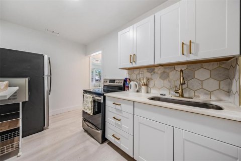 Propiedad comercial en venta en Saint Petersburg, Florida, 5 dormitorios, 234.39 m2 № 2228277 - foto 20
