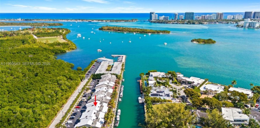 Adosado en North Miami, Florida 2 dormitorios, 191.1 m2 № 2027270