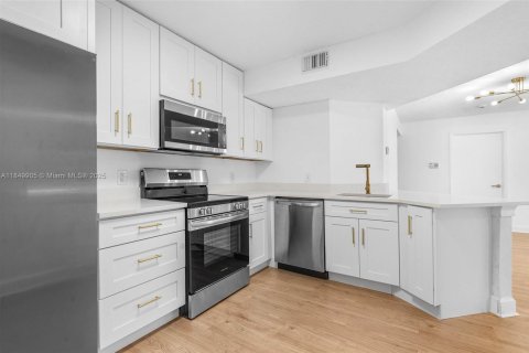 Condo in Coral Springs, Florida, 2 bedrooms  № 1891624 - photo 7