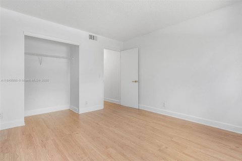 Condo in Coral Springs, Florida, 2 bedrooms  № 1891624 - photo 15