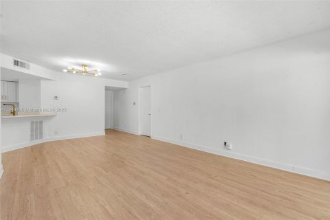 Condo in Coral Springs, Florida, 2 bedrooms  № 1891624 - photo 5