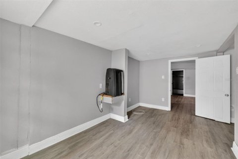Commercial property in Tampa, Florida 8 bedrooms, 279.36 sq.m. № 2095478 - photo 27