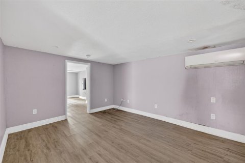 Commercial property in Tampa, Florida 8 bedrooms, 279.36 sq.m. № 2095478 - photo 30