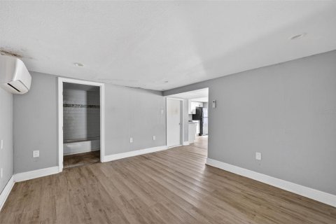 Commercial property in Tampa, Florida 8 bedrooms, 279.36 sq.m. № 2095478 - photo 29
