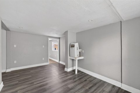 Commercial property in Tampa, Florida 8 bedrooms, 279.36 sq.m. № 2095478 - photo 25