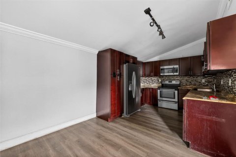 Commercial property in Tampa, Florida 8 bedrooms, 279.36 sq.m. № 2095478 - photo 14