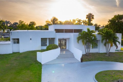 Villa ou maison à vendre à Miami, Floride: 5 chambres, 414.53 m2 № 1956038 - photo 1
