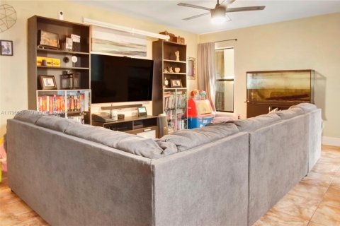 House in Cutler Bay, Florida 3 bedrooms, 153.29 sq.m. № 1985172 - photo 2