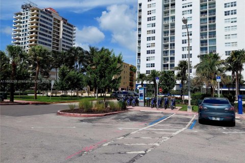 Condo in Miami Beach, Florida № 1891467 - photo 20