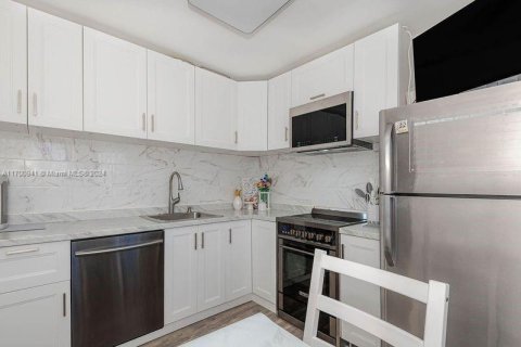 Condo in Hallandale Beach, Florida, 1 bedroom  № 1730045 - photo 12