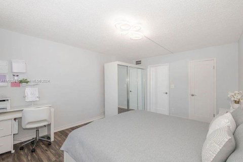 Condo in Hallandale Beach, Florida, 1 bedroom  № 1730045 - photo 15