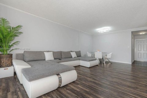 Condo in Hallandale Beach, Florida, 1 bedroom  № 1730045 - photo 2