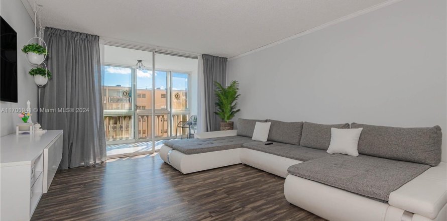 Condo in Hallandale Beach, Florida, 1 bedroom № 1730045
