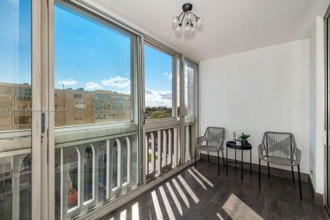 Condo in Hallandale Beach, Florida, 1 bedroom  № 1730045 - photo 21