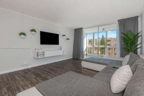Condo in Hallandale Beach, Florida, 1 bedroom  № 1730045 - photo 3