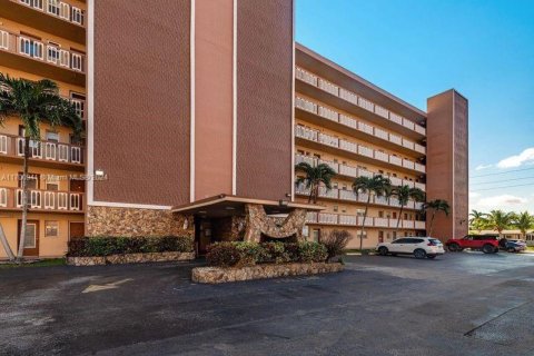 Condo in Hallandale Beach, Florida, 1 bedroom  № 1730045 - photo 22