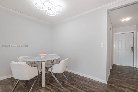 Condo in Hallandale Beach, Florida, 1 bedroom  № 1730045 - photo 7