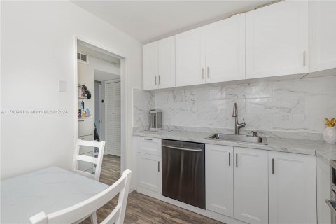 Condo in Hallandale Beach, Florida, 1 bedroom  № 1730045 - photo 8