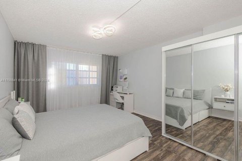 Condo in Hallandale Beach, Florida, 1 bedroom  № 1730045 - photo 16