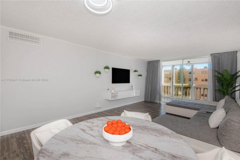Condo in Hallandale Beach, Florida, 1 bedroom  № 1730045 - photo 5
