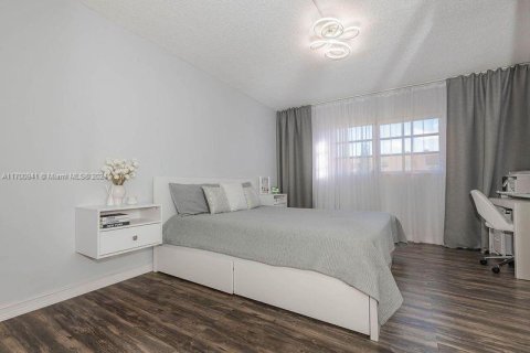 Condo in Hallandale Beach, Florida, 1 bedroom  № 1730045 - photo 13