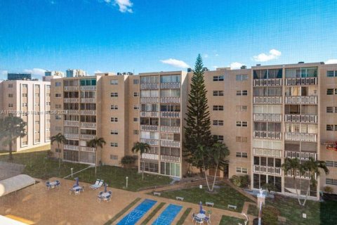 Condo in Hallandale Beach, Florida, 1 bedroom  № 1730045 - photo 23