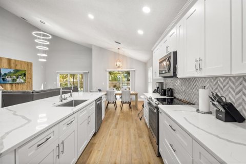 House in Kissimmee, Florida 4 bedrooms, 210.98 sq.m. № 2105881 - photo 9