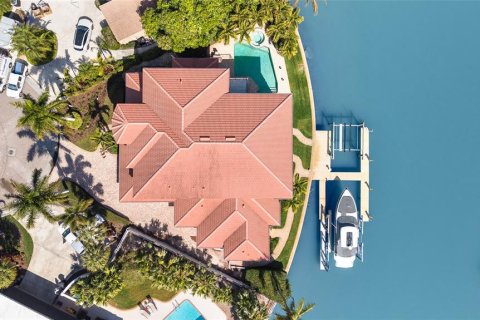House in Saint Petersburg, Florida 5 bedrooms, 472.5 sq.m. № 2095171