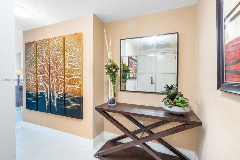 Condo in Miami Beach, Florida, 1 bedroom  № 1951672 - photo 10