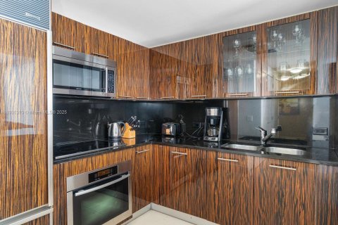 Condo in Miami Beach, Florida, 1 bedroom  № 1951672 - photo 11