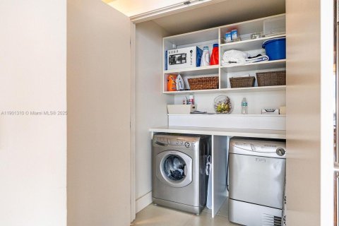 Condo in Miami Beach, Florida, 1 bedroom  № 1951672 - photo 12