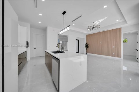 House in Lehigh Acres, Florida 3 bedrooms, 152.36 sq.m. № 1965560 - photo 2