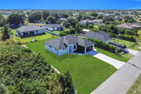 House in Lehigh Acres, Florida 3 bedrooms, 152.36 sq.m. № 1965560 - photo 18