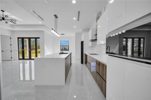 House in Lehigh Acres, Florida 3 bedrooms, 152.36 sq.m. № 1965560 - photo 3