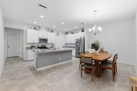 House in Sarasota, Florida 2 bedrooms, 150.41 sq.m. № 2106772 - photo 13