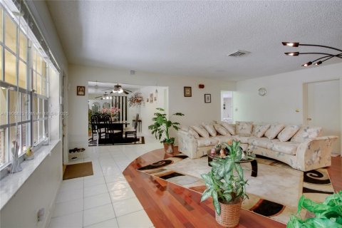 Casa en venta en Plantation, Florida, 4 dormitorios, 195.19 m2 № 1963482 - foto 2