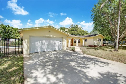 Casa en venta en Plantation, Florida, 4 dormitorios, 195.19 m2 № 1963482 - foto 1